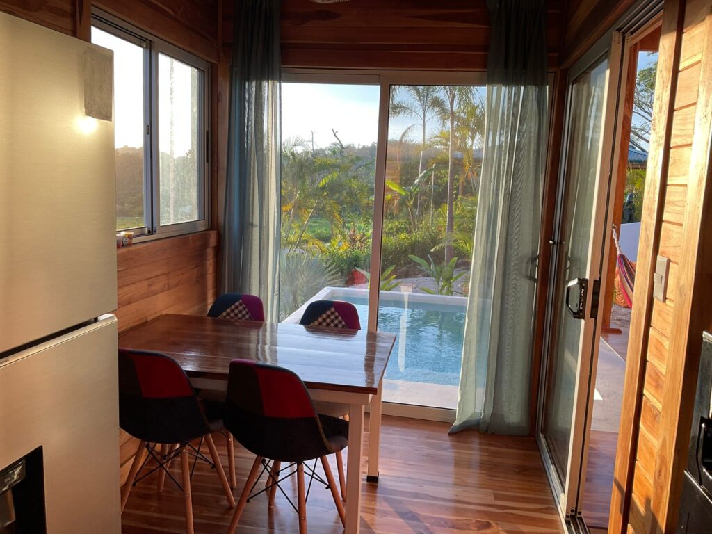 Küche mit Blick auf Pool