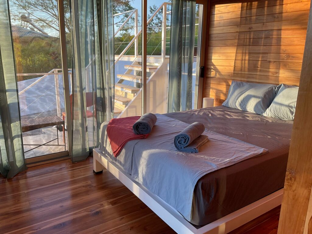 Klimatisiertes Schlafzimmer mit viel Licht