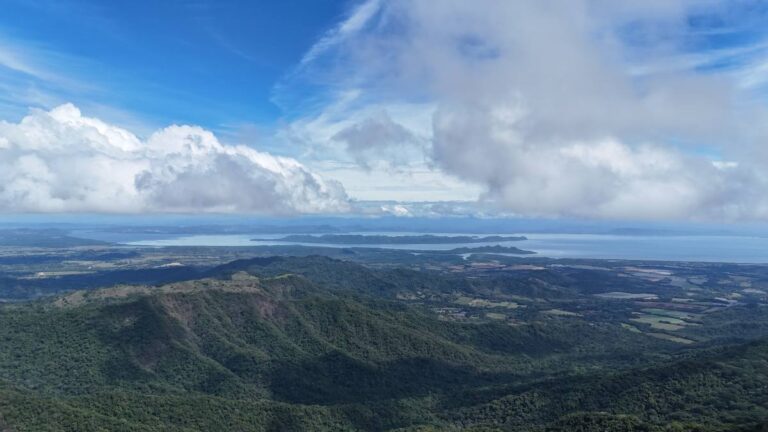 Mehr über den Artikel erfahren Finca auf einem Berggipfel in der Blauen Zone von Guanacaste zu verkaufen – 24 ha mit Blick auf den Golf von Nicoya und zahlreichen Quellen